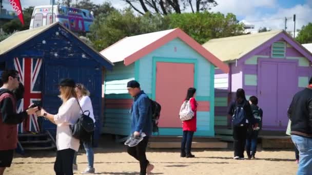 BRIGHTON BEACH, ΑΥΣΤΡΑΛΙΑ - 7 ΣΕΠΤΕΜΒΡΙΟΥ 2018: Οι τουρίστες απολαμβάνουν τα όμορφα πολύχρωμα καλύβες κατά μήκος της παραλίας — Αρχείο Βίντεο