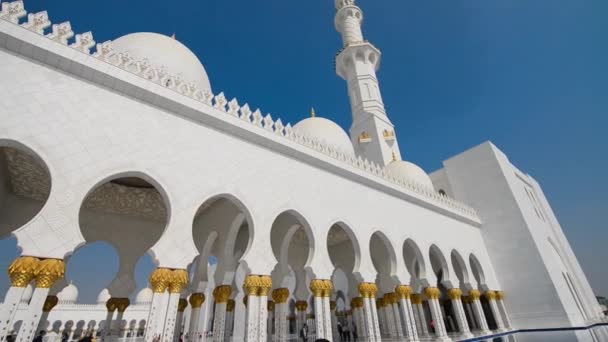 ABU DHABI, ОАЭ - 10 ДЕКАБРЯ 2016 г.: Интерьер мечети Шейха Зайеда в Абу-Даби — стоковое видео