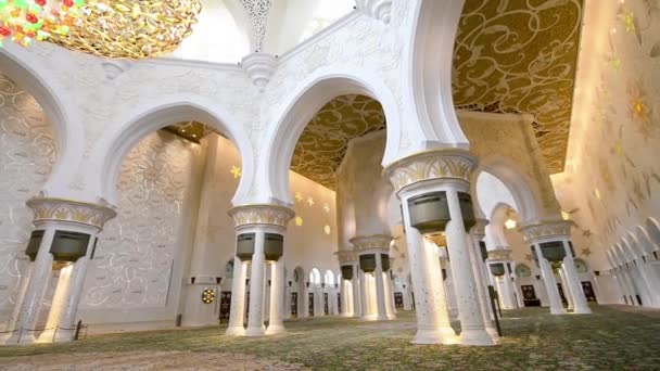 ABU DHABI, UAE - DECEMBER 10, 2016: Interior of Sheikh Zayed Grand Mosque in Abu Dhabi — Wideo stockowe