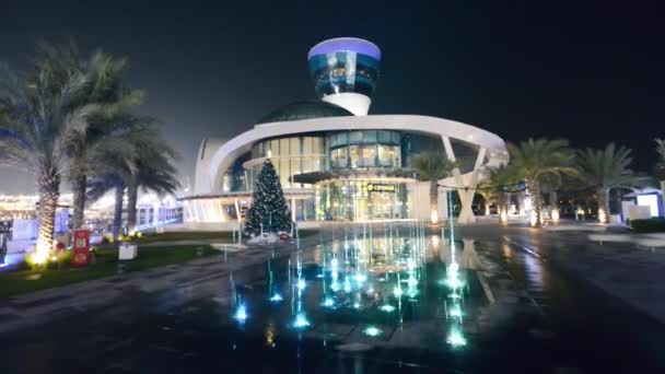 ABU DHABI, Zjednoczone Emiraty Arabskie - GRUDZIEŃ 9, 2016: Fontanna przybrzeżna na wyspie Yas nocą — Wideo stockowe