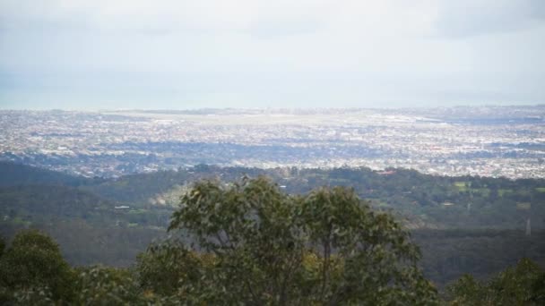 Adelaide platteland gezien vanaf de top van een berg, Zuid-Australië — Stockvideo