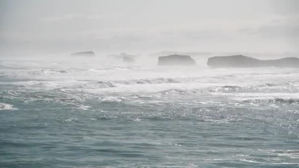 Great Ocean Road con olas contra las rocas, Australia — Vídeo de stock