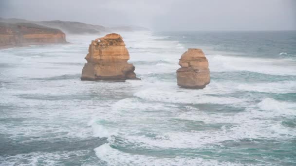 Die zwölf Apostel sind eine Gruppe von Felsen über dem Ozean, Australien — Stockvideo
