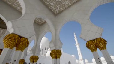 Abu Dabi, BAE 'deki Şeyh Zayed Büyük Camii' nin kolları.