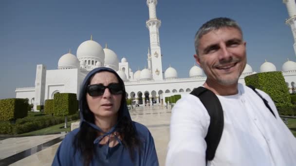 Visite du couple caucasien à la Grande Mosquée Cheikh Zayed à Abu Dhabi — Video