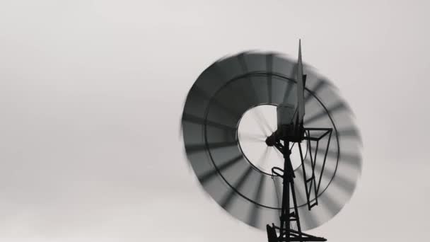 Rotating windmill blades with strong wind — Stock videók