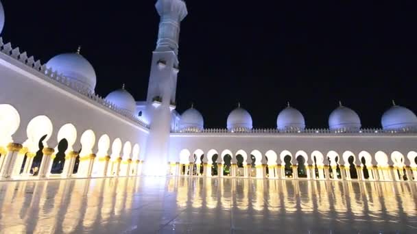 Vista nocturna de la Gran Mezquita Sheikh Zayed en Abu Dhabi — Vídeo de stock