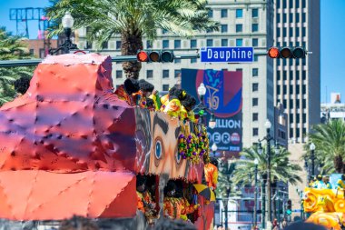 NEW ORLEANS, LA - 9 Şubat 2016: Mardi Gras geçit töreninde karnaval şamandıraları