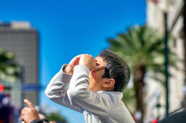 Mardi Gras etkinliği için karnaval geçit törenine bakan genç çocuk, New Orleans