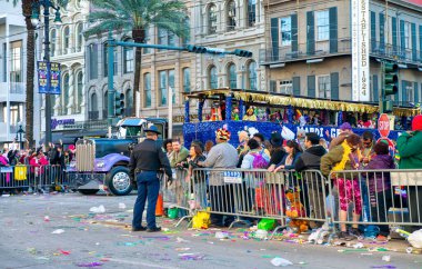 NEW ORLEANS, LA - 9 Şubat 2016: Mardi Gras etkinliğinde karnaval geçidi