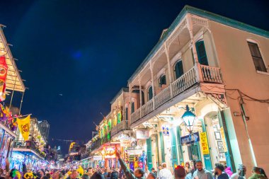 NEW ORLEANS, LA - 9 Şubat 2016: Mardi Gras etkinliği için gece vakti New Orleans sokakları boyunca turistler ve yerel halk