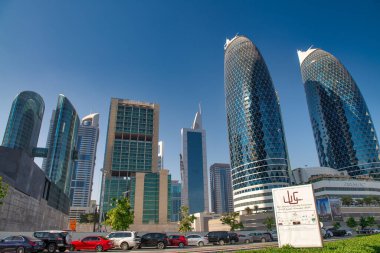 DUBAI, BAE - 5 Aralık 2016: Güneşli bir günde Dubai 'ye araba trafiği