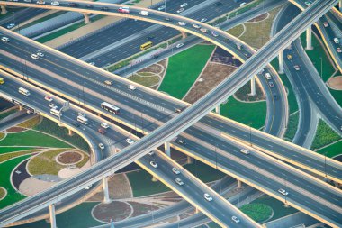 DUBAI, BAE - 4 Aralık 2016: Dubai şehir merkezinde kavşaklar