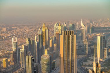 DUBAI, BAE - 4 ARALIK 2016: Gün batımında Dubai şehir merkezinin havadan görüntüsü