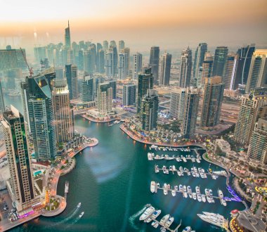 Dubai Marina Deresi ve günbatımında gökdelenler