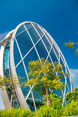 ABU DHABI, BAE - 7 Aralık 2016: Orta Doğu 'daki ilk dairesel bina olan Aldar genel merkez binasının görüntüsü. Fütürist bir tasarımı var.