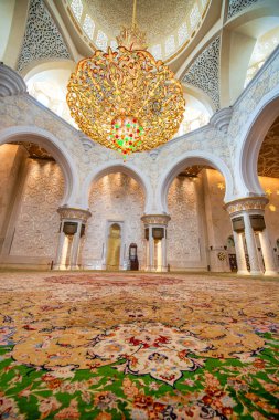 ABU DHABI, BAE - 7 ARALIK 2016: Şeyh Zayed Camii 'nin İçi.