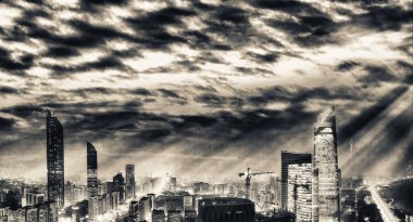 Gün batımında Abu Dabi şehir merkezi hava manzarası.