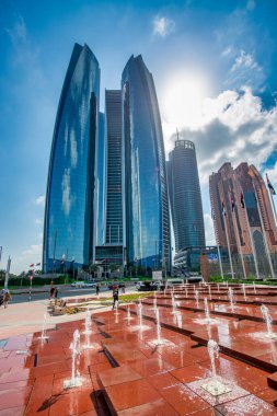 ABU DHABI, BAE - 8 ARALIK 2016: Güneşli bir günde Corniche Yolu üzerindeki binalar