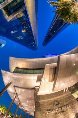 ABU DHABI, BAE - 8 ARALIK 2016 Akşamları Etihad Kuleleri, Gökyüzüne doğru