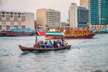 DUBAI, BAE - 9 Aralık 2016: Turistler ve yerel halk gece Dubai Deresi boyunca ahşap teknelerde
