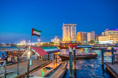 DUBAI, BAE - 9 Aralık 2016: Turistler ve yerel halk gece Dubai Deresi boyunca ahşap teknelerde
