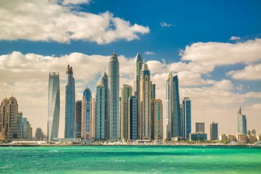 Palm Jumeirah 'dan Dubai Marina panoramik gökyüzü