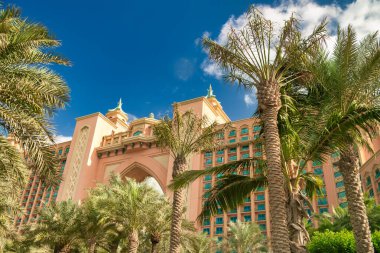 DUBAI, BAE - 10 ARALIK 2016: Atlantis Hotel Palm Jumeirah 'da büyük bir şehir merkezi