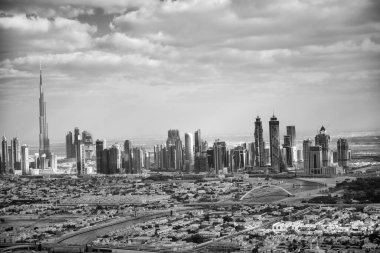 DUBAI, BAE - 10 Aralık 2016: Bulutlar ve mavi gökyüzü ile Dubai şehir merkezindeki helikopter bakış açısı