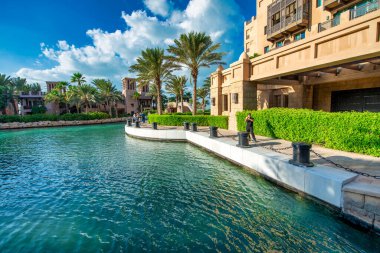 DUBAI, BAE - 11 Aralık 2016: Madinat Jumeirah 'ın nehir kenarındaki binaları