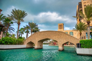 DUBAI, BAE - 11 Aralık 2016: Madinat Jumeirah 'ın nehir kenarındaki binaları