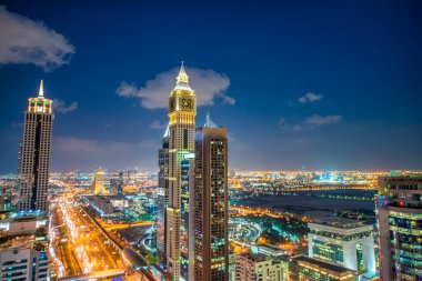 Dubai şehir merkezi, Şeyh Zayed yolu boyunca gökdelenler, gece hava manzarası.