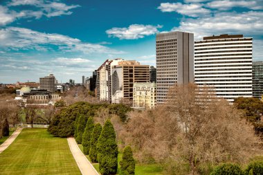 MELBOURNE, AUSTRALYA - 6 EYLÜL 2018: Güneşli bir günde Tapınak Hatıra Parkı 'ndan şehir silüeti