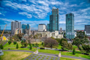MELBOURNE, AUSTRALYA - 6 EYLÜL 2018: Güneşli bir günde Tapınak Hatıra Parkı 'ndan şehir silüeti