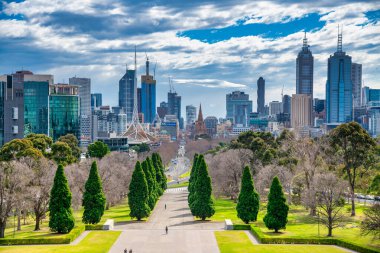 MELBOURNE, AUSTRALYA - 6 EYLÜL 2018: Güneşli bir günde Tapınak Hatıra Parkı 'ndan şehir silüeti