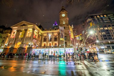 MELBOURNE, AUSTRALYA - 6 Eylül 2018: Şehir merkezi sokakları ve yağmurlu bir gecede turistler