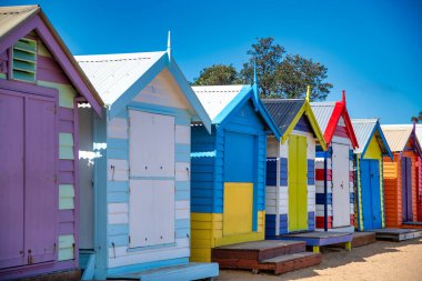 Güneşli bir sabahta, Brighton Sahili 'nde renkli kulübeler.