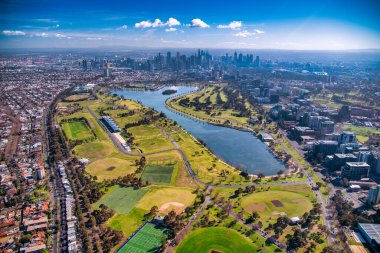 Melbourne, Avustralya. Helikopterden gökyüzüne. Gökdelenler, park ve göl