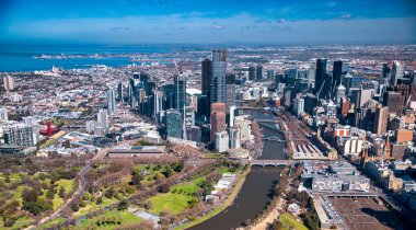 Melbourne, güneşli bir günde helikopterden gökyüzü manzaralı, Victoria - Avustralya
