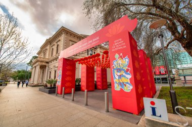 ADELAIDE, AUSTRALYA - 15 Eylül 2018: Güney Avustralya Devlet Kütüphanesi girişi