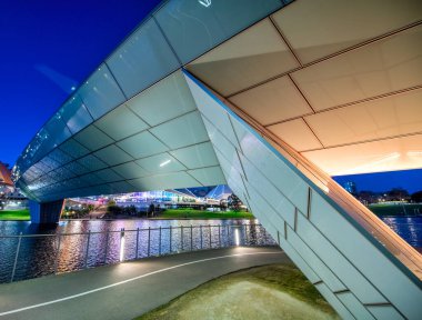 Adelaide gece silueti nehir kıyısı boyunca ve Karrawirra Parri nehri, Güney Avustralya