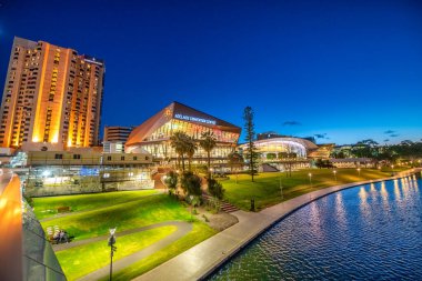 ADELAIDE, AUSTRALYA - 15 Eylül 2018: Şehir nehri boyunca uzanan Kongre Merkezi alanının gece görüşü