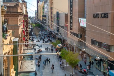 ADELAIDE, AUSTRALYA - 16 Eylül 2018: Turist ve yerlilerle Rundle Street Mall 'un hava manzarası