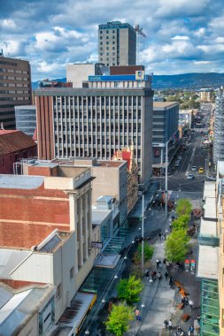 ADELAIDE, AUSTRALYA - 16 Eylül 2018: Turist ve yerlilerle Rundle Street Mall 'un hava manzarası