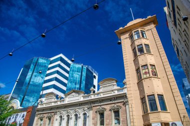 ADELAIDE, AUSTRALYA - 16 Eylül 2018: Güneşli bir günde şehir sokakları ve binaları