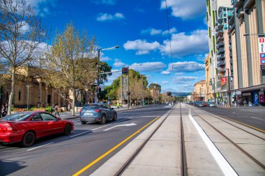 ADELAIDE, AUSTRALYA - 16 Eylül 2018: Güneşli bir günde şehir caddesi ve trafiği