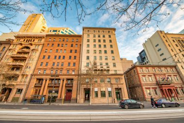 ADELAIDE, AUSTRALYA - 16 Eylül 2018: Güneşli bir günde şehir sokakları ve binaları