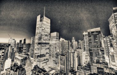 Manhattan 'ın gece ışıkları. New York Şehri hava görüntüsü.