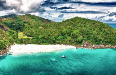 Seyşeller Sahili, güzel güneşli bir günde İHA 'dan hava manzarası.