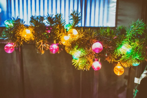 Kleurrijke Kerstballen Verlicht Boom — Stockfoto